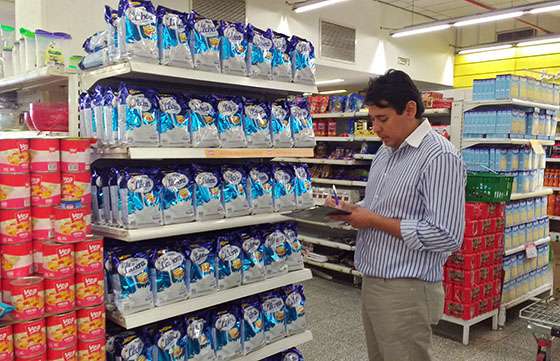 Defensa del Consumidor detectó más de 50 productos vencidos en góndolas de dos supermercados