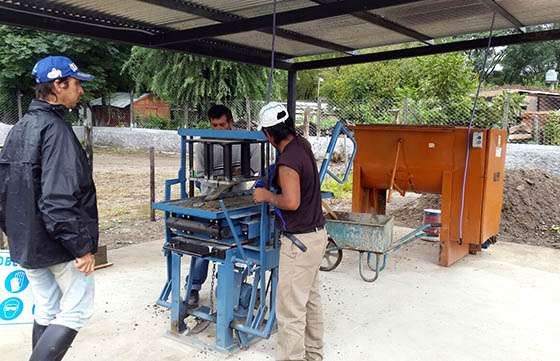 Jóvenes de Vaqueros tienen trabajo en la nueva bloquera