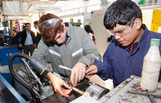 66 escuelas técnicas recibirán fondos para herramientas y equipamiento