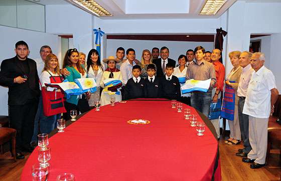 El programa Sumando Voluntades entregó más de 1.400 banderas de ceremonia