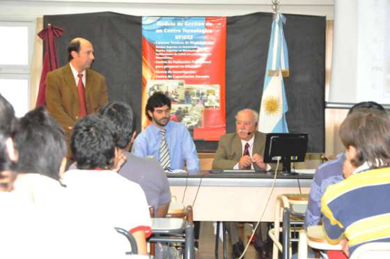 Van Cauwlaert inauguró el servicio de capacitación simultánea a través del Sistema Satelital Sincrónico