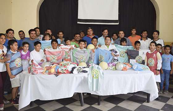 Deportes entregó indumentaria para el torneo Cebollitas en Joaquín V.González