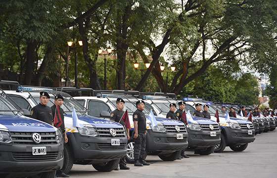 Con la entrega de móviles policiales se recuerda hoy la creación de la Policía de la Provincia