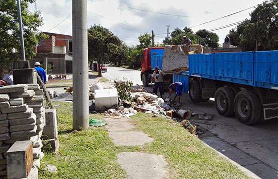 El Área Metropolitana realizó trabajos de descacharrado, limpieza y nivelación de calles en barrios de Capital