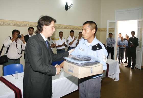 El ministro Kosiner inauguró instalaciones y entregó ropa a personal del Servicio Penitenciario