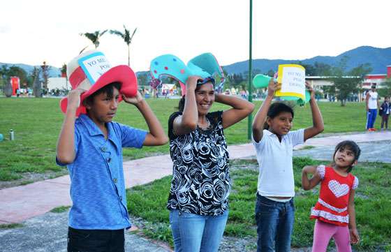 Niños aprenden jugando los principios elementales de los derechos humanos