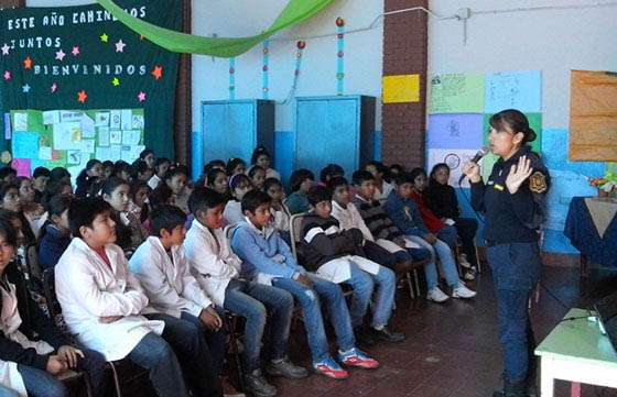 La Policía Comunitaria concientizó sobre autoestima y valores a alumnos de Coronel Moldes