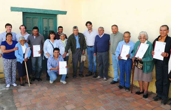 La Provincia entregó  escrituras a familias de Molinos