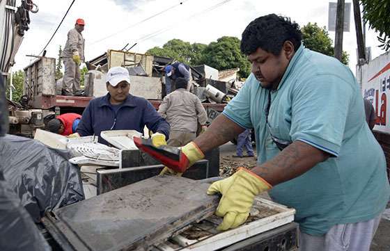 El Gobierno coordina un masivo operativo de descacharrado contra el dengue en Orán