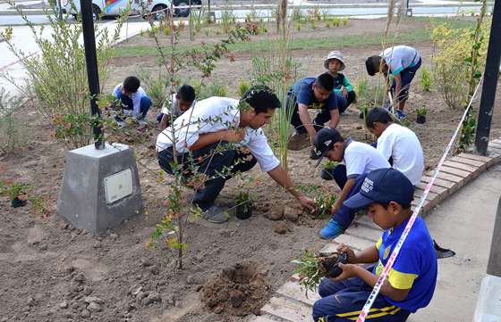 Niños participan en actividades de jardinería en el Parque de la Familia