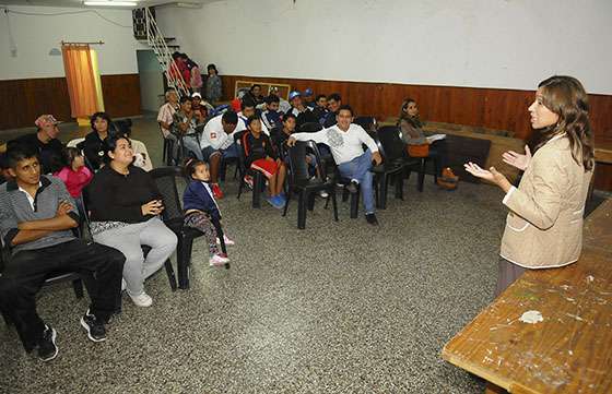 Vecinos aprenden en talleres sus derechos como consumidores