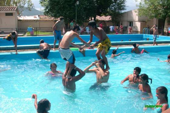 Muestra de natación en la colonia de vacaciones