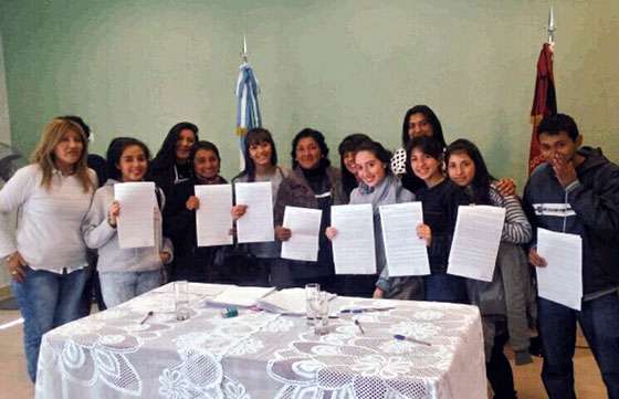 Educación entregó  becas universitarias y terciarias  a beneficiarios del interior provincial