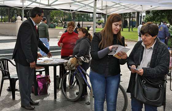 Trabajo atiende consultas e inquietudes a vecinos en plaza 9 de Julio