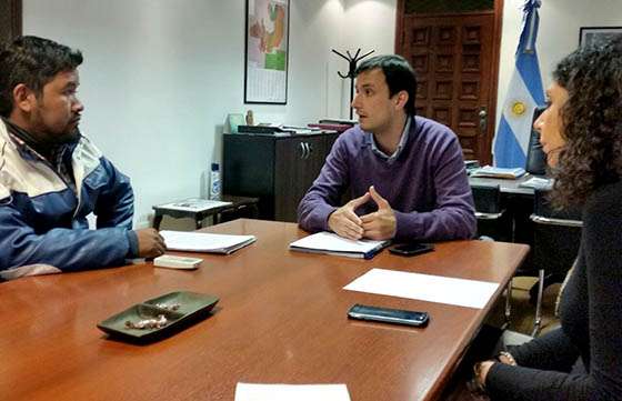 Apoyo del Gobierno al joven wichí que utiliza Whatsapp para enseñar su lengua