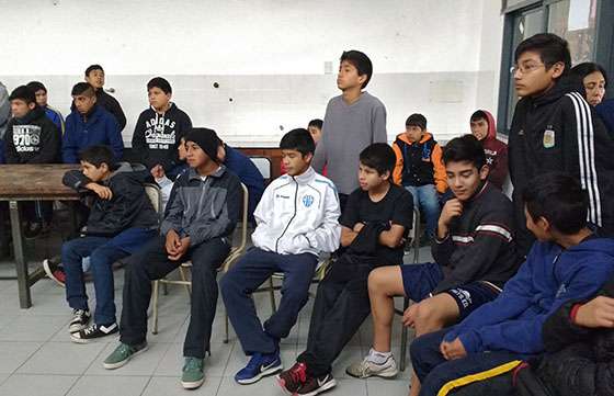 Adolescentes participan de un taller en prevención del acoso escolar