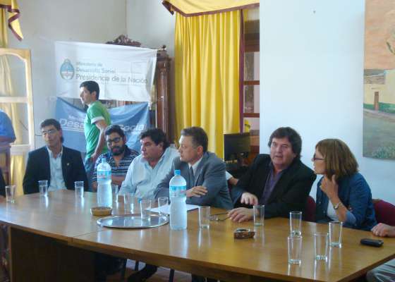 Comenzó en La Viña la entrega de 30.000 guardapolvos para estudiantes salteños