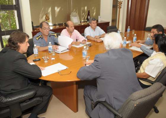 El Gobierno brinda asistencia a los pobladores de Campo Quijano 