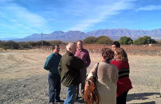 Con periodistas de Orán, promueven los vinos salteños de altura en la provincia