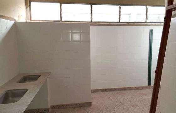 Avanzan las obras de refacción de sanitarios de la escuela Tobar García