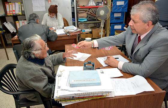 Los adultos mayores continúan gestionando la tarjeta social