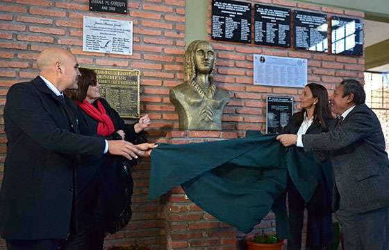 El colegio Juana Manuela Gorriti recibió la donación de un busto de la escritora salteña