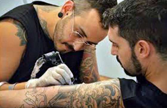 Capacitación sobre bioseguridad para prevenir la transmisión de enfermedades por tatuajes