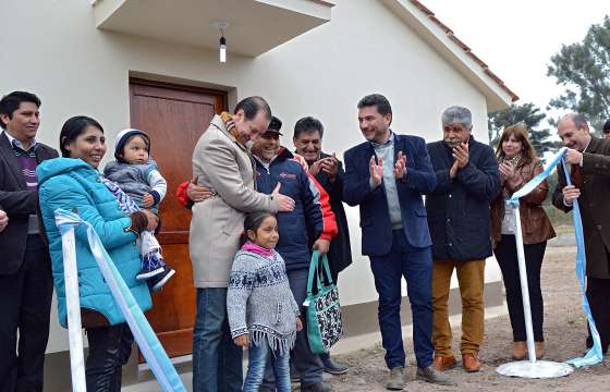 El Gobierno provincial entregó 40 nuevas viviendas en El Bordo