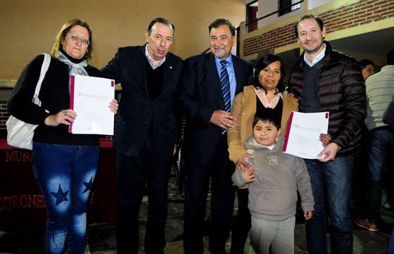 La Provincia entregó 37 escrituras a familias de Coronel Moldes