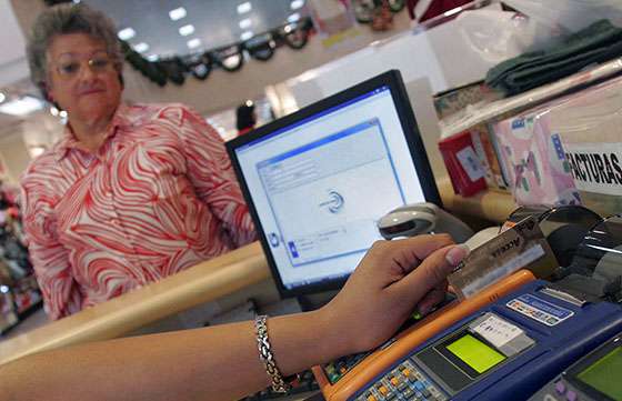 Los comercios deberán aceptar el pago con débito en compras superiores a 10 pesos