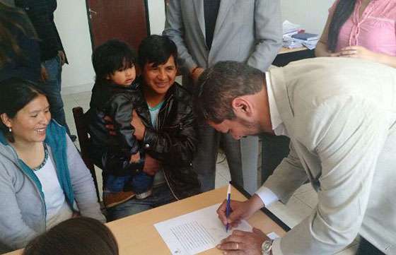 Vecinos de barrios capitalinos realizan la firma de sus escrituras