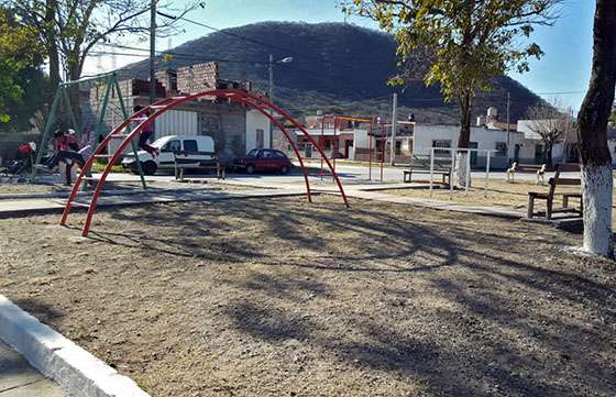 En Villa Mónica disfrutan de la plaza renovada y se refacciona el centro vecinal