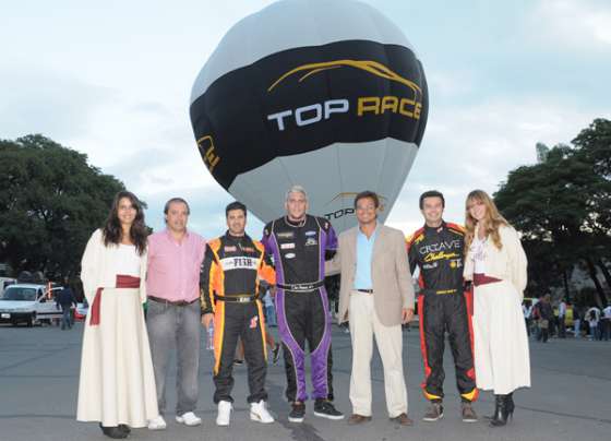 Exhibición del Top Race en el monumento a Güemes 