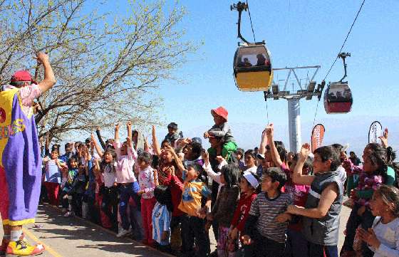 Los niños festejaron su día a puro color y alegría en el teleférico