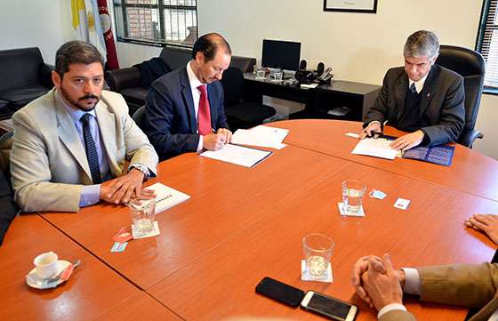 Infraestructura, Tierra y Vivienda firmó un convenio de colaboración con la UCASAL