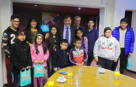 El Gobierno provincial entregó 60 anteojos a niños salteños