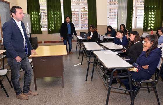 Estudiantes del colegio Reyes Católicos interesados en la gestión provincial