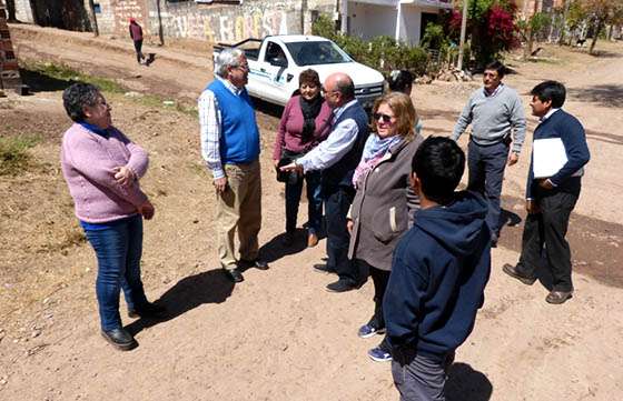 Funcionarios de Aguas del Norte y legisladores junto a vecinos de Villa Floresta