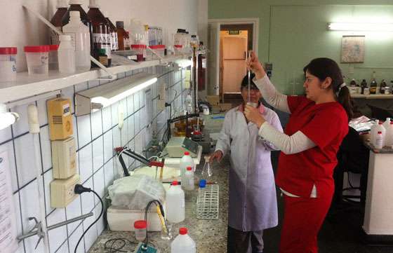 Profesionales y estudiantes realizan pasantías en el laboratorio de la Secretaría de Recursos Hídricos