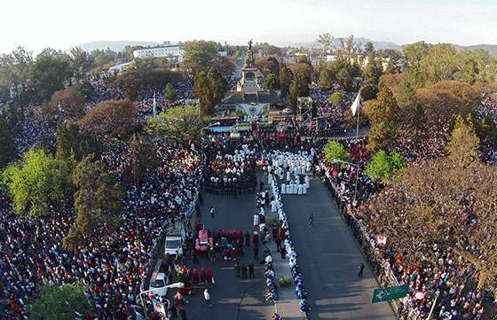 Multitudinaria presencia de fieles en la Procesión del Milagro