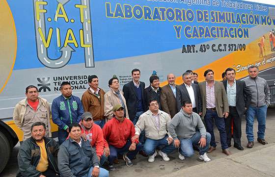 El Gobernador recorrió el laboratorio móvil  donde serán capacitados trabajadores viales