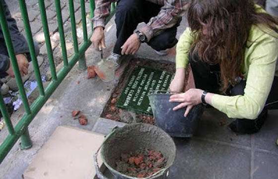 Colocarán baldosas en memoria de víctimas y desaparecidos de la última dictadura militar