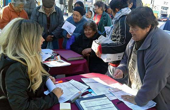 En centros de jubilados de cuatro barrios capitalinos continúa el operativo de la tarifa social