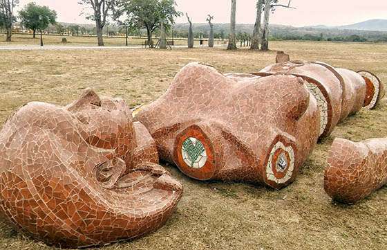La escultura gigante “Los viajes de Nushi” en el Parque del Bicentenario