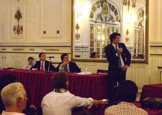 Padres y docentes se informaron sobre viajes estudiantiles 