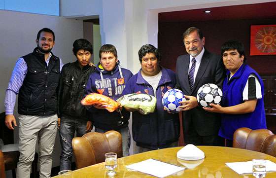 La Provincia entregó indumentaria y materiales deportivos a jóvenes con discapacidad