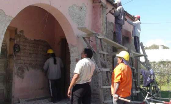 El Gobierno comenzó la reconstrucción de  viviendas afectadas por el sismo en Quijano