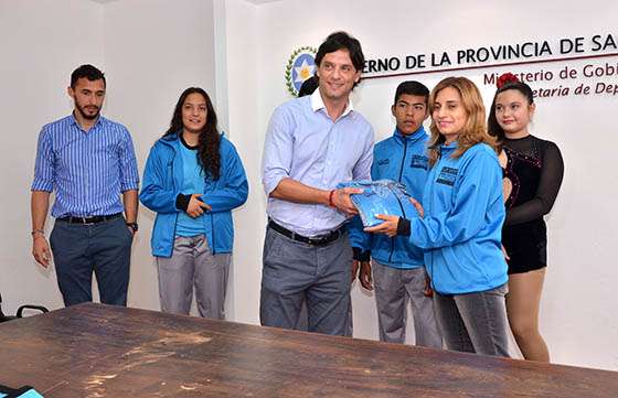 Entregaron indumentaria para los 800 deportistas salteños que competirán en los Juegos Evita