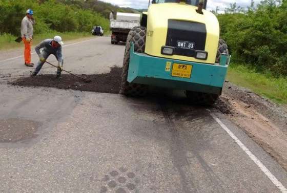 Vialidad realiza tareas de bacheo en la ruta provincial 5