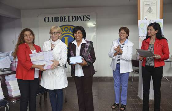 Docentes de 18 escuelas recibieron libros del programa “Leones Educando”